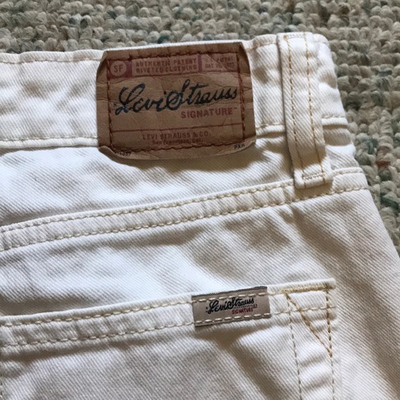 Stretch Levi Strauss Signature White Capris - Picture 5 of 6